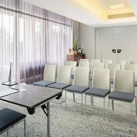 Отель Courtyard By Marriott Toulouse Airport Экстерьер фото