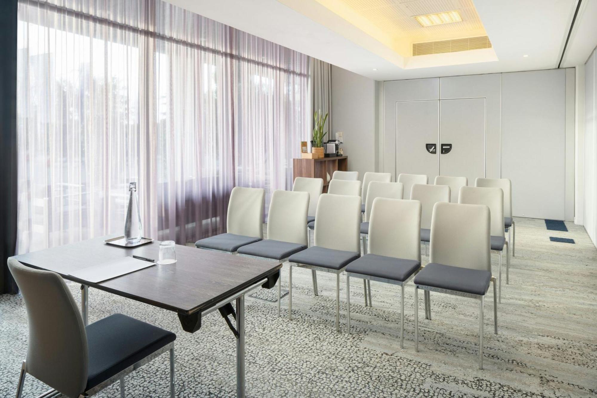 Отель Courtyard By Marriott Toulouse Airport Экстерьер фото