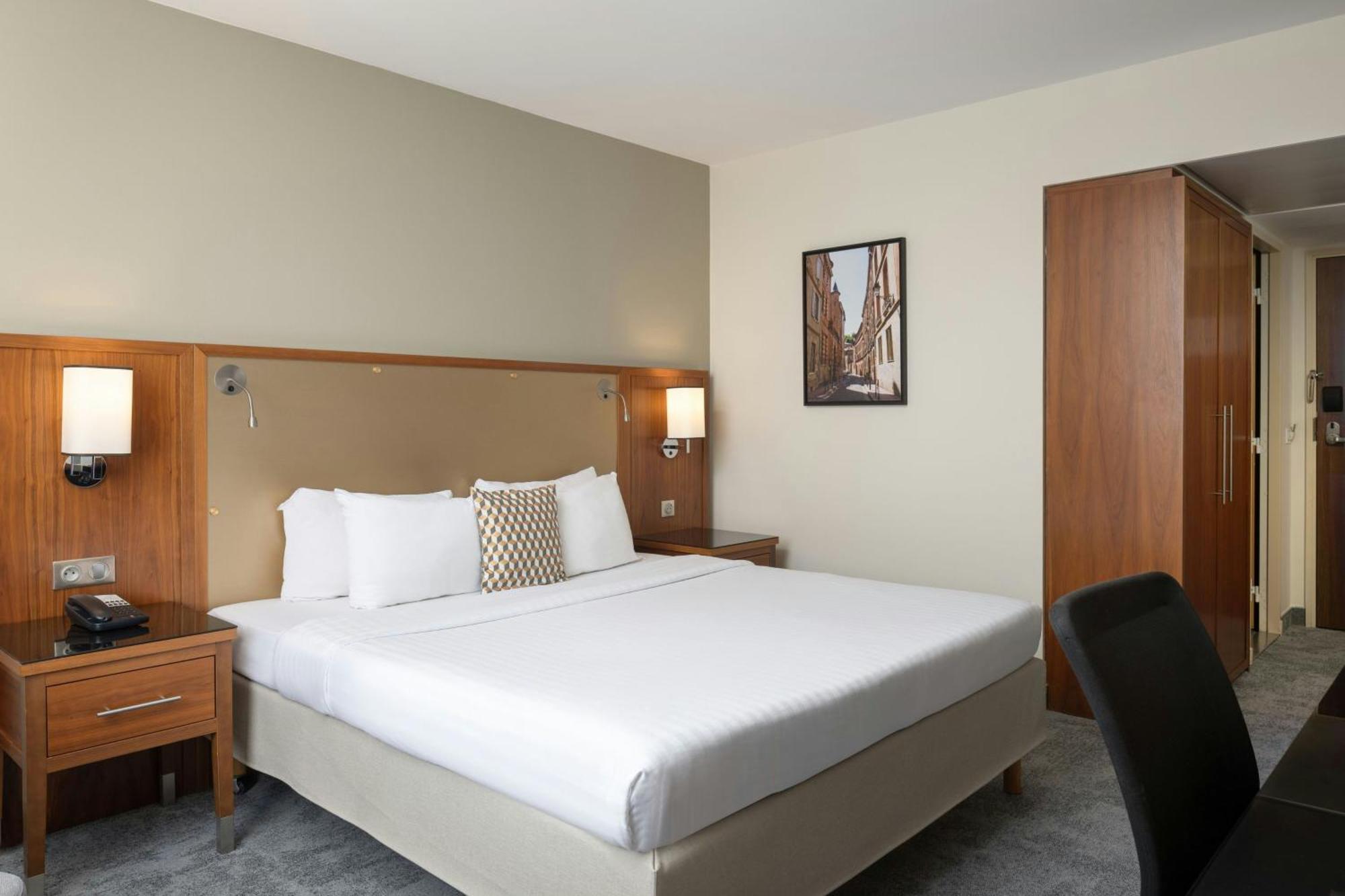 Отель Courtyard By Marriott Toulouse Airport Экстерьер фото