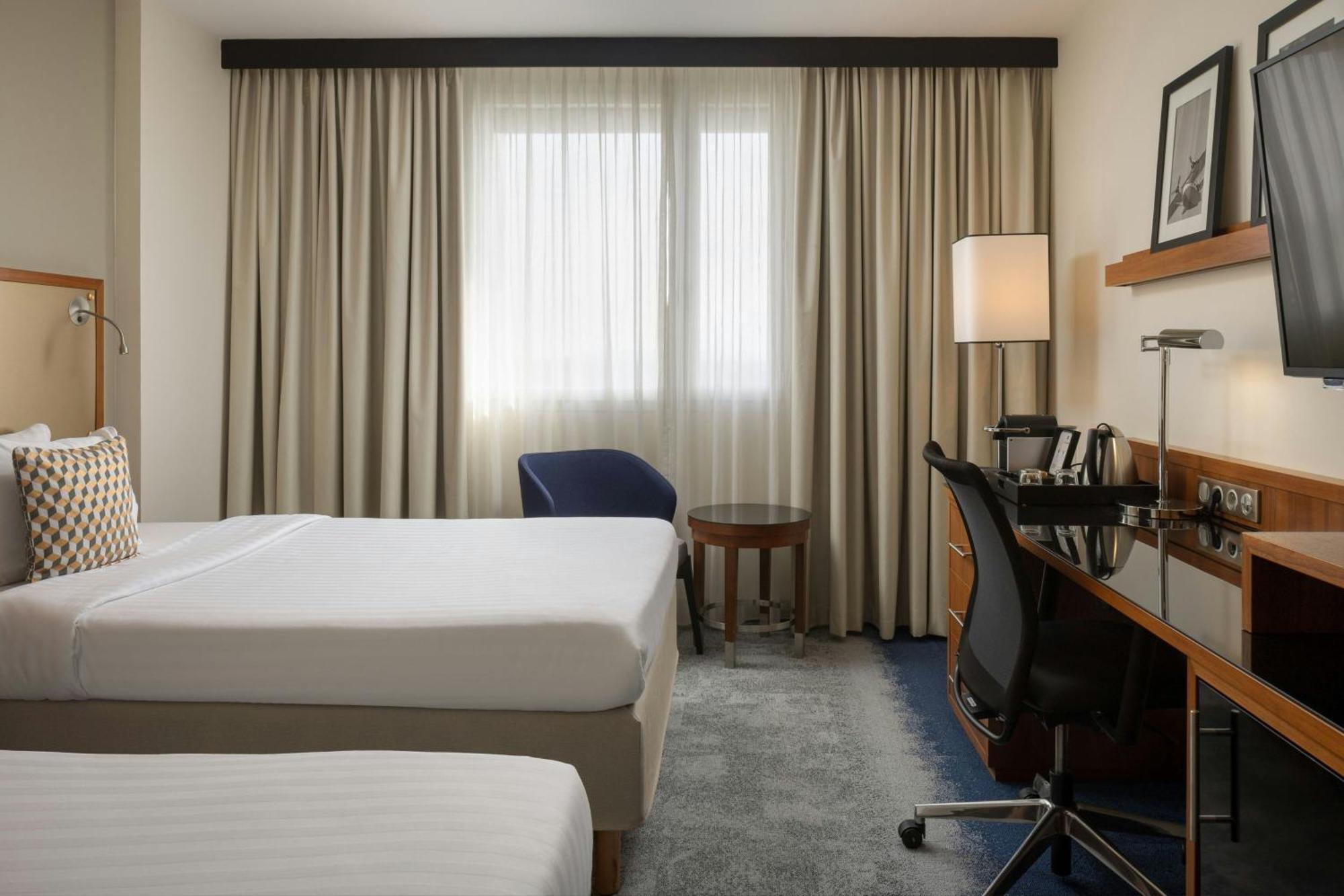 Отель Courtyard By Marriott Toulouse Airport Экстерьер фото