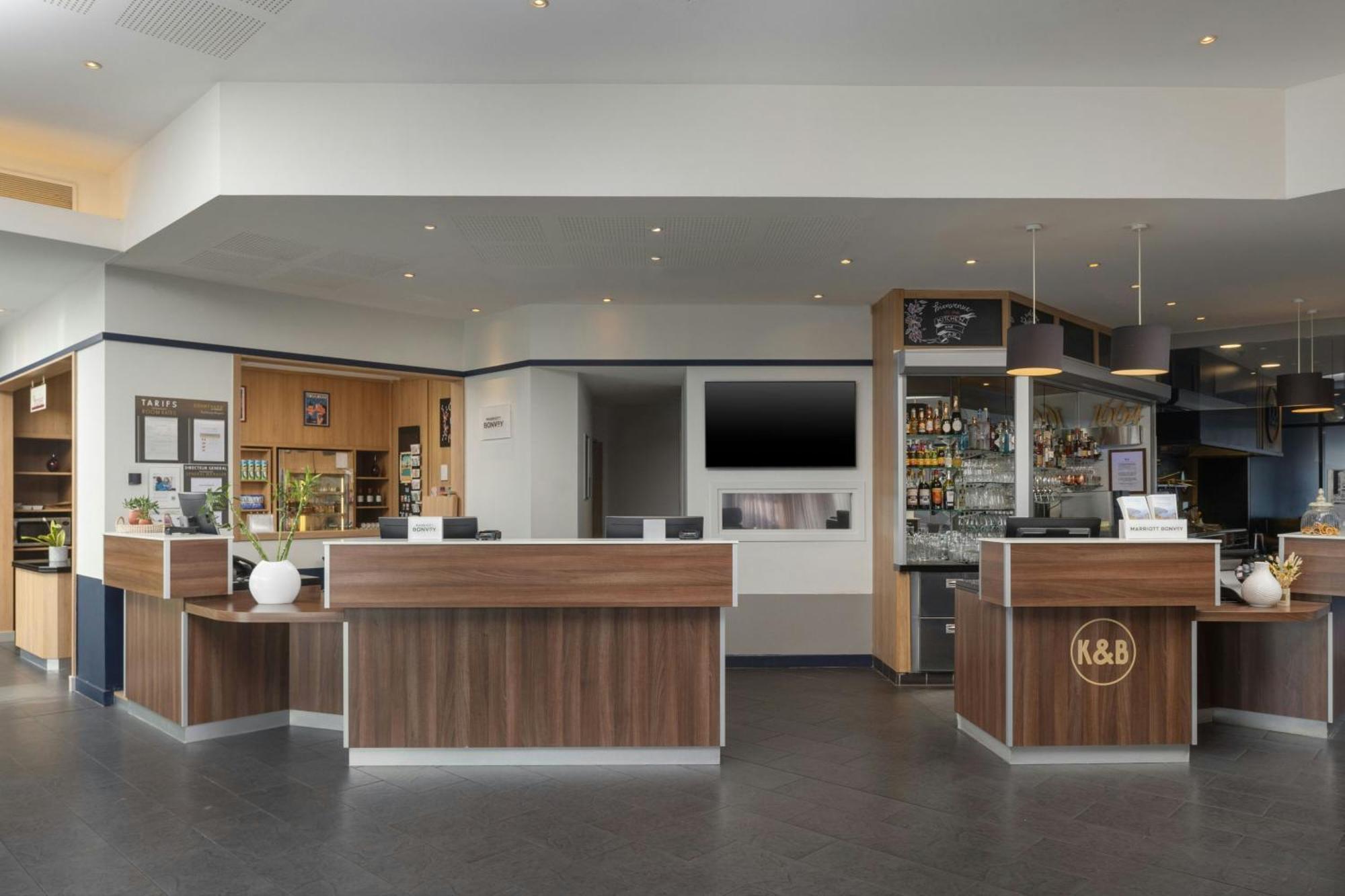 Отель Courtyard By Marriott Toulouse Airport Экстерьер фото