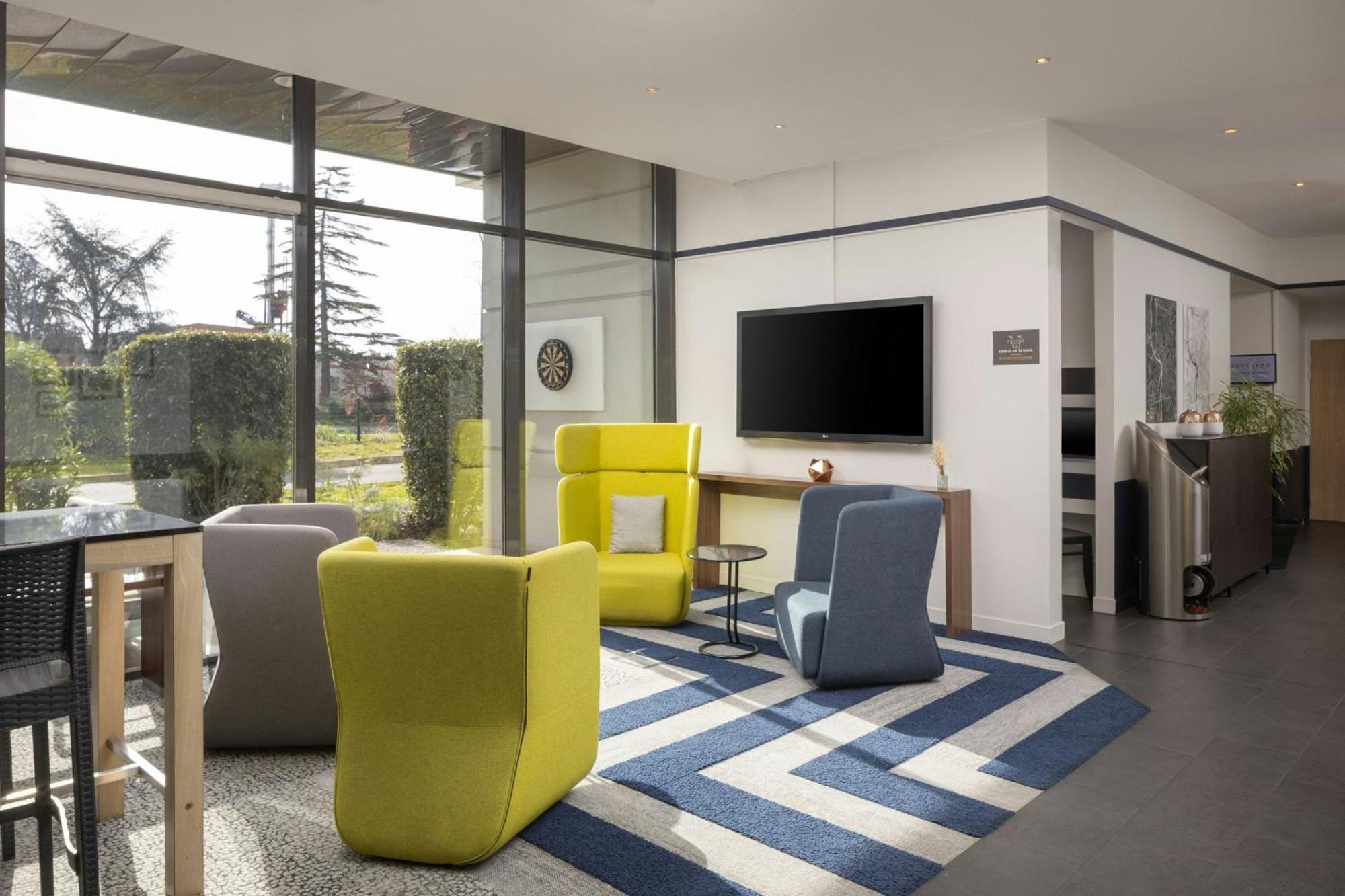 Отель Courtyard By Marriott Toulouse Airport Экстерьер фото